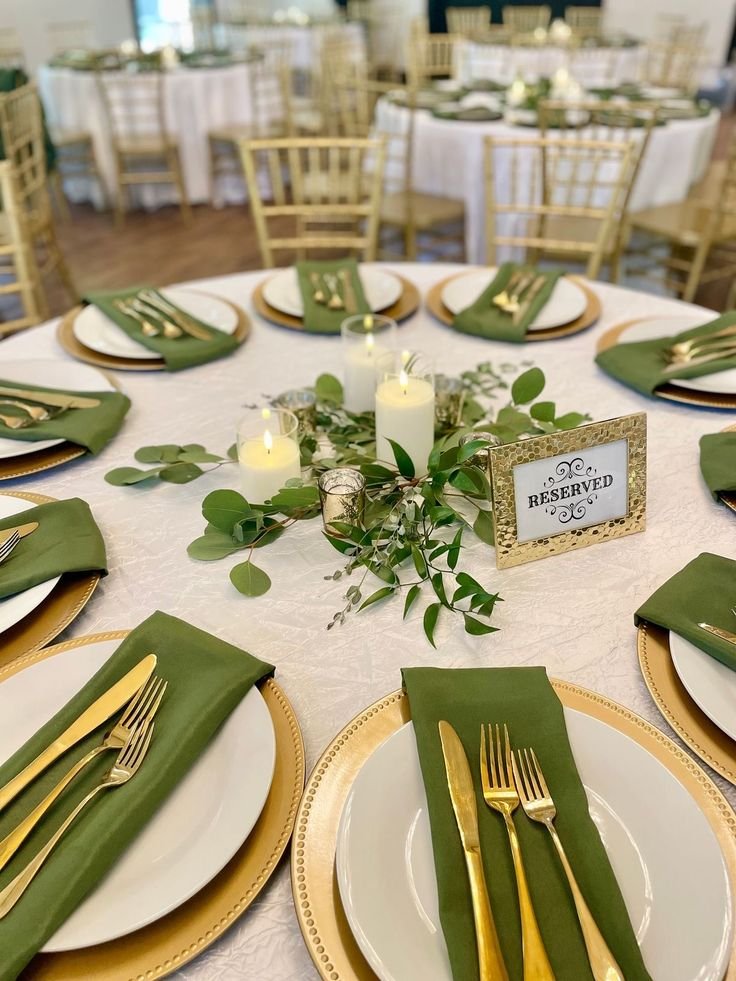Detalle elegante de cubiertos y mesa decorada